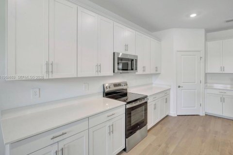 House in Fort Myers, Florida 3 bedrooms № 2045818 - photo 6