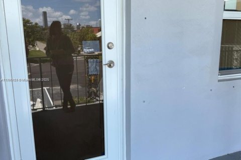 Condo in Hallandale Beach, Florida, 1 bedroom  № 1950393 - photo 2