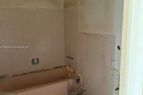 Condo in Hallandale Beach, Florida, 1 bedroom  № 1950393 - photo 9