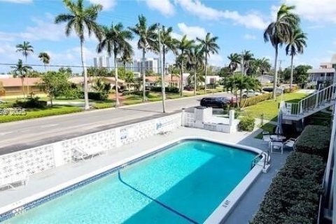 Condo in Hallandale Beach, Florida, 1 bedroom  № 1950393 - photo 1