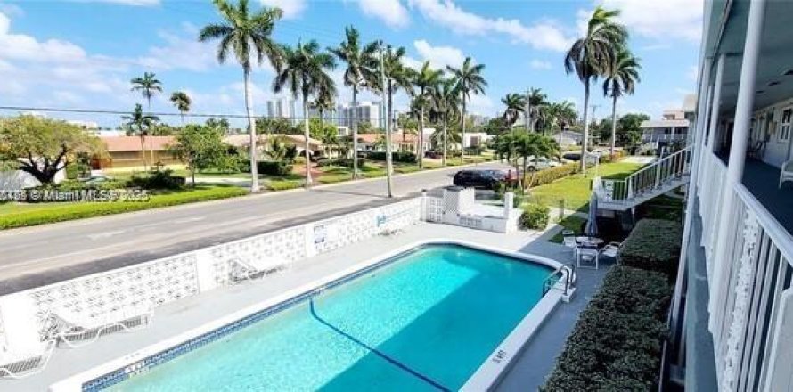 Condo in Hallandale Beach, Florida, 1 bedroom  № 1950393