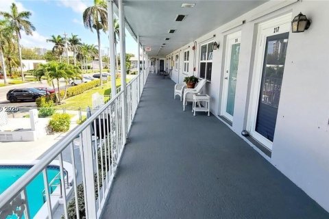 Condo in Hallandale Beach, Florida, 1 bedroom  № 1950393 - photo 15