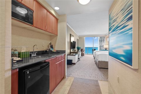 Condominio en venta en Sunny Isles Beach, Florida, 51.19 m2 № 1281836 - foto 14