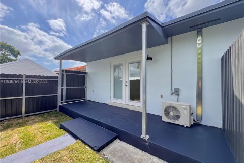 House in Miami, Florida 222.04 sq.m. № 1994804 - photo 1