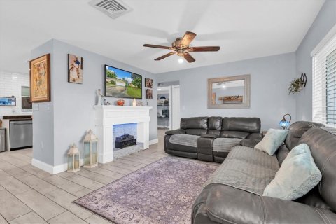 House in Saint Petersburg, Florida 4 bedrooms, 122.91 sq.m. № 1910117 - photo 3