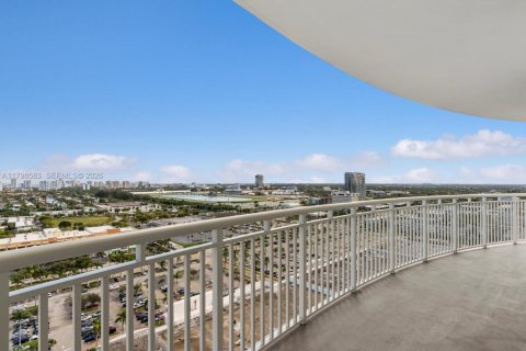 Condominio en venta en Hallandale Beach, Florida, 2 dormitorios, 125.79 m2 № 1682533 - foto 13