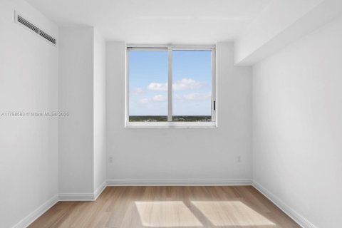 Condo in Hallandale Beach, Florida, 2 bedrooms  № 1682533 - photo 11