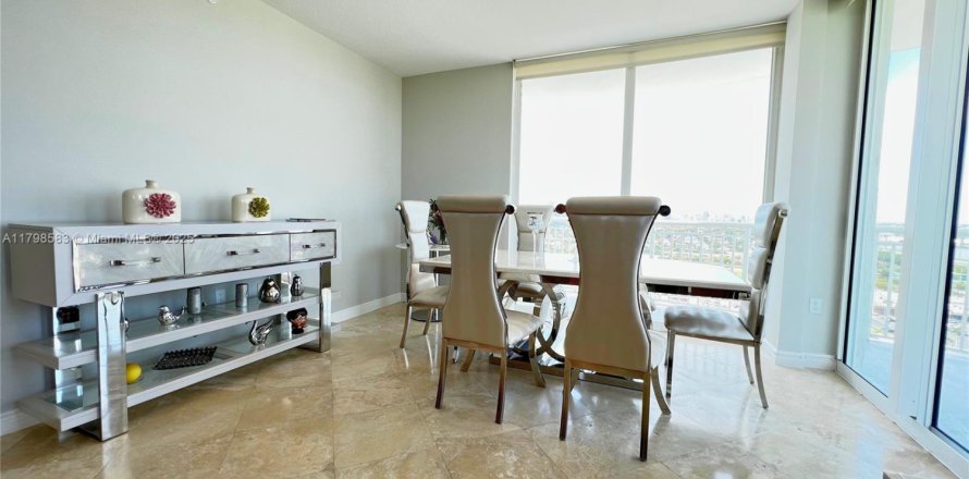 Condo in Hallandale Beach, Florida, 2 bedrooms № 1682533