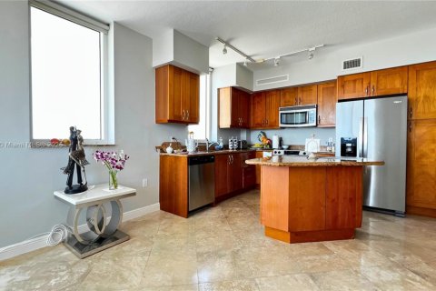 Condo in Hallandale Beach, Florida, 2 bedrooms  № 1682533 - photo 3