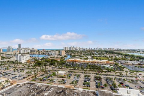 Condo in Hallandale Beach, Florida, 2 bedrooms  № 1682533 - photo 14