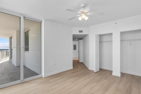 Condo in Hallandale Beach, Florida, 2 bedrooms  № 1682533 - photo 27