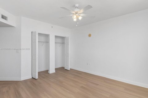 Condo in Hallandale Beach, Florida, 2 bedrooms  № 1682533 - photo 27