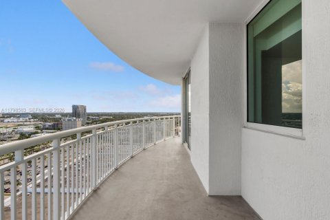 Condominio en venta en Hallandale Beach, Florida, 2 dormitorios, 125.79 m2 № 1682533 - foto 16