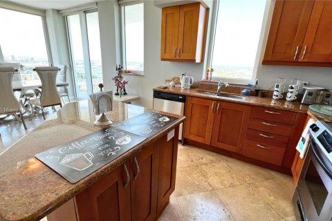 Condo in Hallandale Beach, Florida, 2 bedrooms  № 1682533 - photo 4