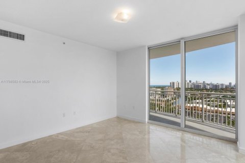 Condo in Hallandale Beach, Florida, 2 bedrooms  № 1682533 - photo 22