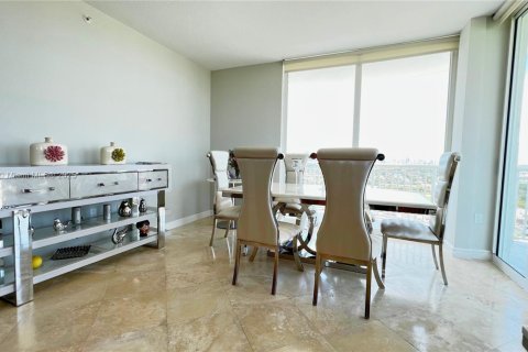 Condo in Hallandale Beach, Florida, 2 bedrooms  № 1682533 - photo 2