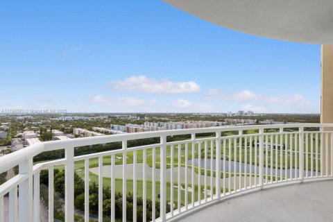 Condo in Hallandale Beach, Florida, 2 bedrooms  № 1682533 - photo 12