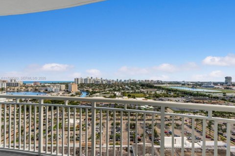 Condominio en venta en Hallandale Beach, Florida, 2 dormitorios, 125.79 m2 № 1682533 - foto 12