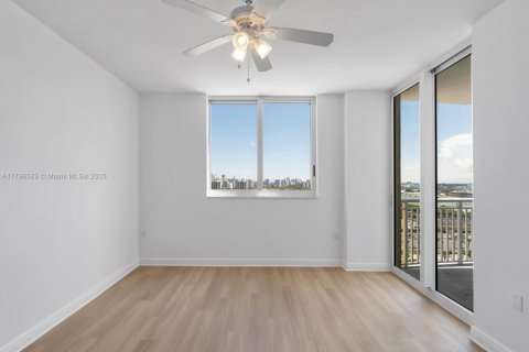 Condo in Hallandale Beach, Florida, 2 bedrooms  № 1682533 - photo 25