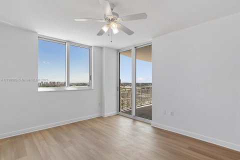 Condo in Hallandale Beach, Florida, 2 bedrooms  № 1682533 - photo 25