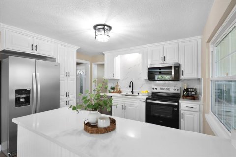 House in Orlando, Florida 5 bedrooms, 198.35 sq.m. № 2151739 - photo 11
