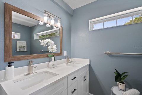 House in Orlando, Florida 5 bedrooms, 198.35 sq.m. № 2151739 - photo 24