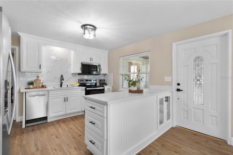House in Orlando, Florida 5 bedrooms, 198.35 sq.m. № 2151739 - photo 9