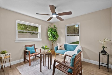 House in Orlando, Florida 5 bedrooms, 198.35 sq.m. № 2151739 - photo 16