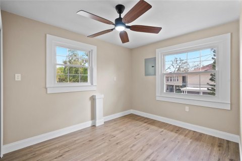 House in Orlando, Florida 5 bedrooms, 198.35 sq.m. № 2151739 - photo 28