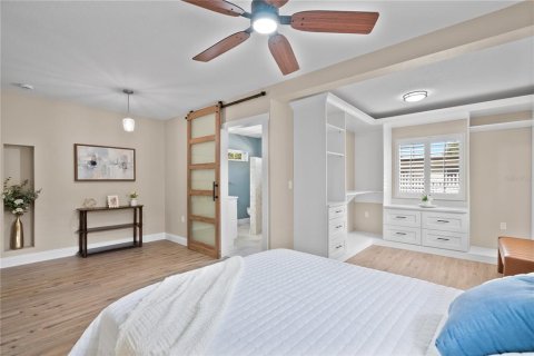 House in Orlando, Florida 5 bedrooms, 198.35 sq.m. № 2151739 - photo 21