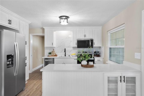 House in Orlando, Florida 5 bedrooms, 198.35 sq.m. № 2151739 - photo 10