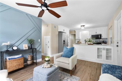 House in Orlando, Florida 5 bedrooms, 198.35 sq.m. № 2151739 - photo 8