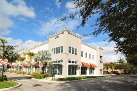 Commercial property in Miramar, Florida № 2086408