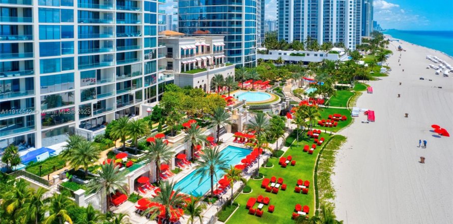 Condominio en Sunny Isles Beach, Florida, 7 dormitorios  № 1970025