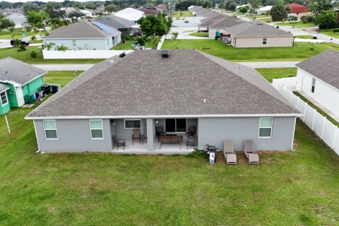 House in Port St. Lucie, Florida 3 bedrooms, 217.11 sq.m. № 1954018 - photo 12