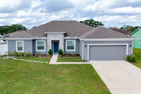 House in Port St. Lucie, Florida 3 bedrooms, 217.11 sq.m. № 1954018 - photo 1