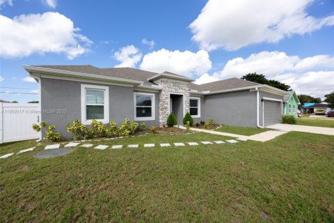 House in Port St. Lucie, Florida 3 bedrooms, 217.11 sq.m. № 1954018 - photo 2