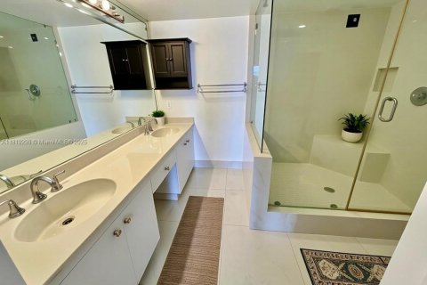 Condominio en alquiler en Miami, Florida, 2 dormitorios, 121.89 m2 № 1781792 - foto 12