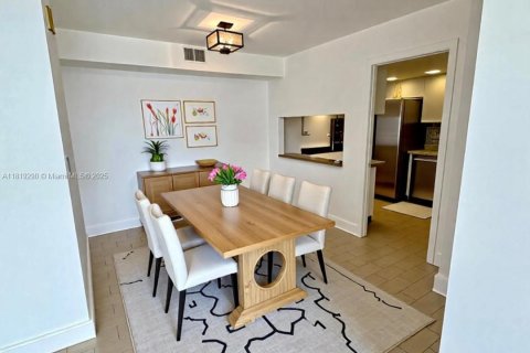 Condominio en alquiler en Miami, Florida, 2 dormitorios, 121.89 m2 № 1781792 - foto 4