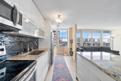 Condominio en venta en Sunny Isles Beach, Florida, 2 dormitorios, 138.24 m2 № 1955318 - foto 10