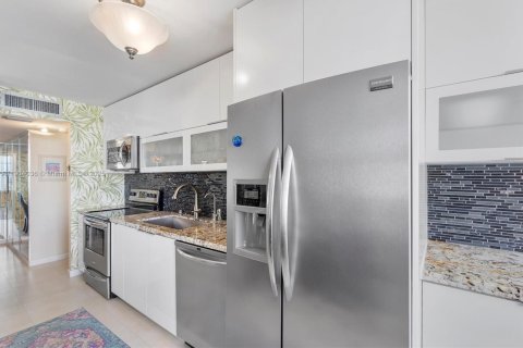 Condominio en venta en Sunny Isles Beach, Florida, 2 dormitorios, 138.24 m2 № 1955318 - foto 13