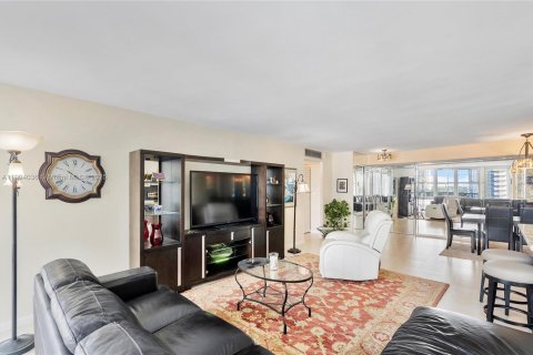 Condominio en venta en Sunny Isles Beach, Florida, 2 dormitorios, 138.24 m2 № 1955318 - foto 17