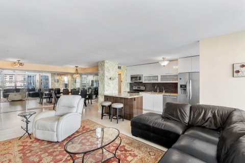 Condominio en venta en Sunny Isles Beach, Florida, 2 dormitorios, 138.24 m2 № 1955318 - foto 15