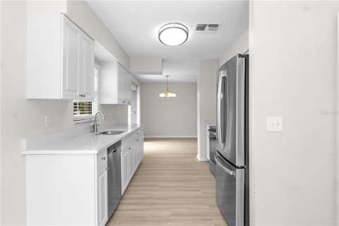 House in Brandon, Florida 3 bedrooms, 104.33 sq.m. № 2239437 - photo 5