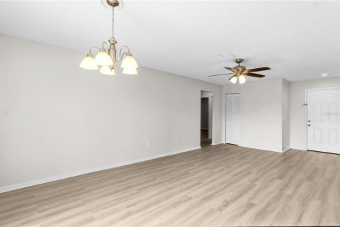 House in Brandon, Florida 3 bedrooms, 104.33 sq.m. № 2239437 - photo 8