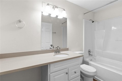 House in Brandon, Florida 3 bedrooms, 104.33 sq.m. № 2239437 - photo 2