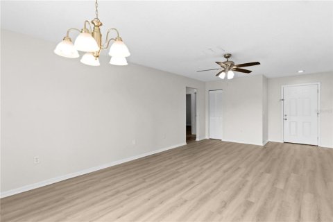 House in Brandon, Florida 3 bedrooms, 104.33 sq.m. № 2239437 - photo 7