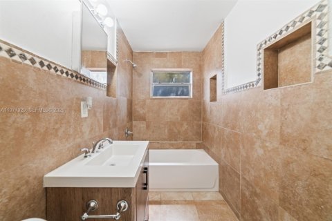 House in North Miami Beach, Florida 2 bedrooms № 2044539 - photo 11