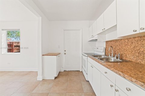 House in North Miami Beach, Florida 2 bedrooms № 2044539 - photo 5
