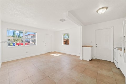 House in North Miami Beach, Florida 2 bedrooms № 2044539 - photo 3